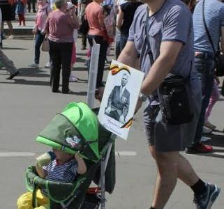 Ярославцы в "Бессмертном полку" пронесли портреты героев пионеров и комсомольцев