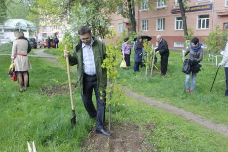 Ярославские коммунисты приняли участие в восстановлении аллеи памяти