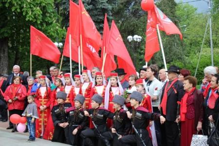 Коммунисты Кабардино-Балкарии встретили Первомай демонстрацией и "маевкой"