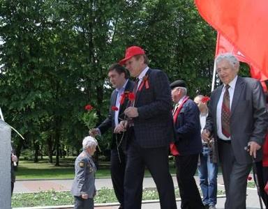 В День Победы коммунисты Кабардино-Балкарии возложили цветы к Вечному огню и памятнику В.И. Ленину