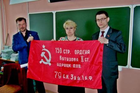 Татарстан, Казань. Коммунисты вручили школе Копию Знамени Победы