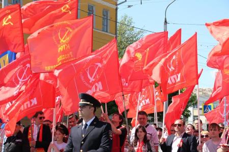 Рязанские коммунисты отметили День Победы шествием по центральной улице города