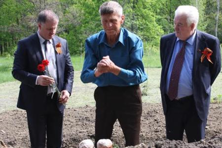 Воронежская область. Р.Г. Гостев помог родственникам погибшего красноармейца попасть на его перезахоронение