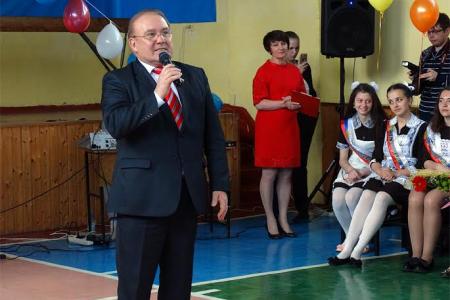 До свиданья, школа! Депутат-коммунист Н.Н. Иванов принял участие в празднике последнего звонка