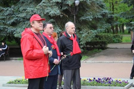 Коммунисты Кабардино-Балкарии встретили Первомай демонстрацией и "маевкой"