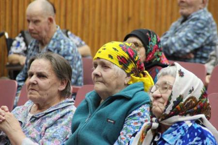 Удмуртская Республика. Комсомольцы Ижевска провели концерт-поздравление ветеранов и детей войны с Днём Победы