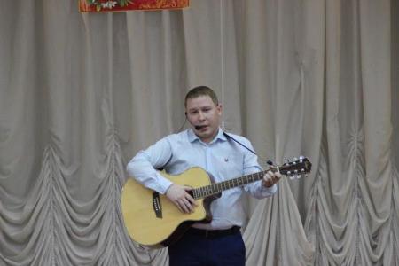 Удмуртская Республика. Комсомольцы Ижевска провели концерт-поздравление ветеранов и детей войны с Днём Победы
