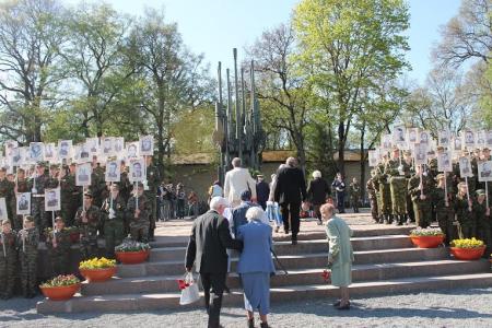 Псковские коммунисты возложили венки Славы к памятнику псковским партизанам и к Могиле Неизвестного солдата