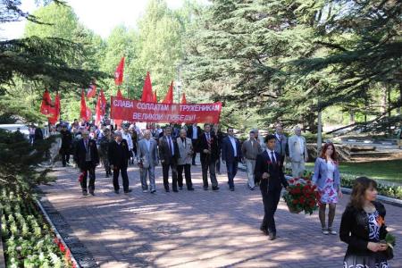 Республика Крым. Коммунисты шествием и митингом отпраздновали День Победы 
