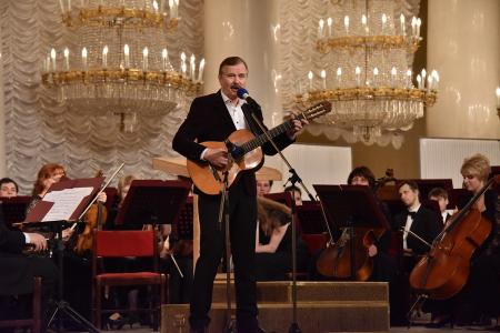 "Слава советской эпохи". Лидер КПРФ выступил на гала-концерте советской песни в Москве