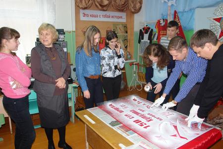 Коммунисты и комсомольцы Тамбовской области проводят в школах акцию «Знамя нашей Победы» 