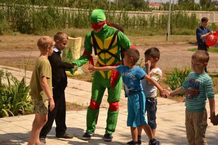 Астраханские коммунисты организовали детский праздник