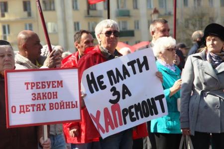 Новгородские коммунисты поздравили горожан с Днём солидарности трудящихся