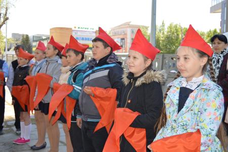 В День пионерии в Барнауле коммунисты организовали прием в пионеры