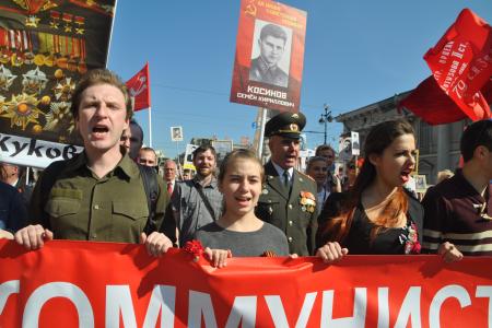 В День Победы в Санкт-Петербурге состоялось шествие колонны коммунистов, ветеранов и комсомольцев по Невскому проспекту