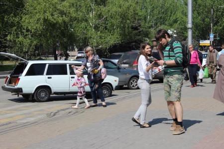 Сталинградские коммунисты провели акцию «Наше Знамя - Знамя Победы!»