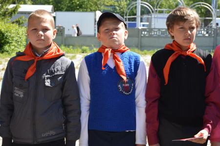 В День пионерии в Барнауле коммунисты организовали прием в пионеры