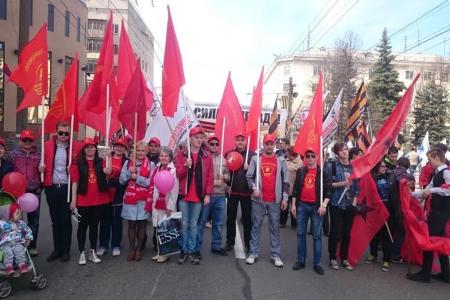 Удмуртская Республика. Комсомольцы Ижевска и Воткинска совместно с молодежным движением "Огонек" приняли участие в первомайском шествии
