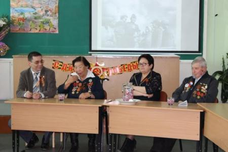 Магаданские коммунисты организовали встречу учеников школы №13 с детьми войны