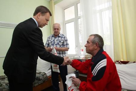 Денис Вороненков посетил госпиталь ветеранов войн в Нижнем Новгороде