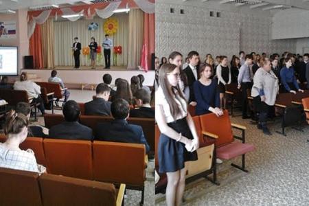 Татарстан. Комсомольцы Нижнекамска передали Копию Знамени Победы средней общеобразовательной школе №19