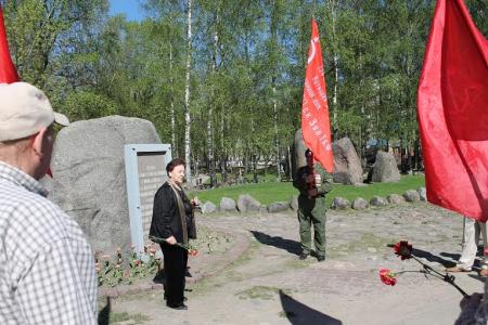 Псковские коммунисты возложили венки Славы к памятнику псковским партизанам и к Могиле Неизвестного солдата