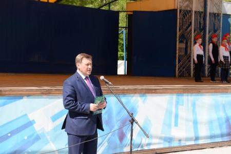 День пионерии: 300 новосибирских школьников вступили в ряды пионеров