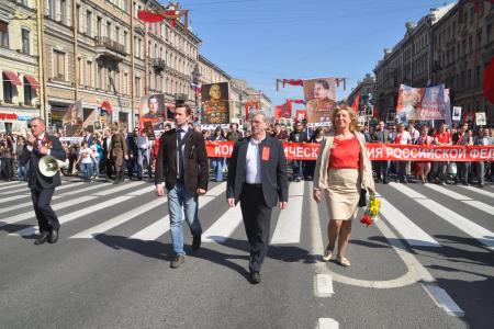 В День Победы в Санкт-Петербурге состоялось шествие колонны коммунистов, ветеранов и комсомольцев по Невскому проспекту