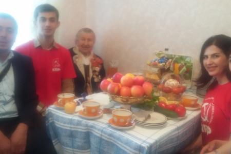 Дагестан. Депутат Гульнара Миятлиева вместе с комсомольцами поздравили ветерана труда