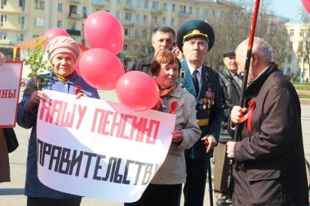 Новгородские коммунисты поздравили горожан с Днём солидарности трудящихся