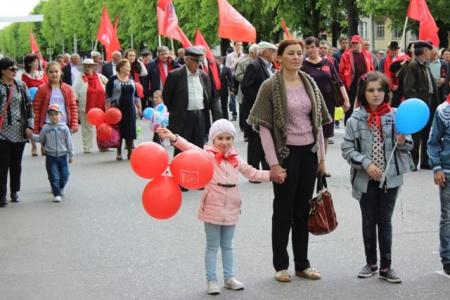 Коммунисты Кабардино-Балкарии встретили Первомай демонстрацией и "маевкой"