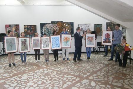Чита. Депутат-коммунист Владимир Поздняков приобрёл акварели художницы Людмилы Выходцевой для детского дома забайкальской глубинки