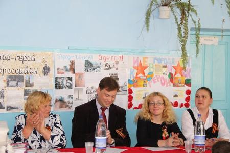 Республика Крым. Комсомольцы провели военно-патриотический урок "Знамя нашей Победы"