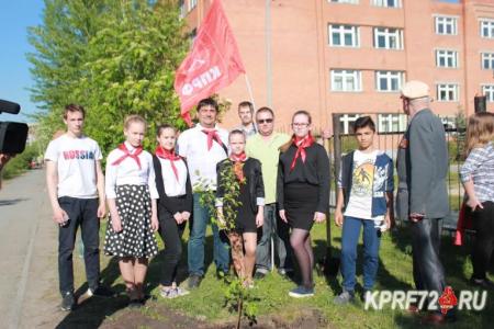 Тюменские коммунисты оправили единороссов в нокаут на открытии аллеи ветеранов