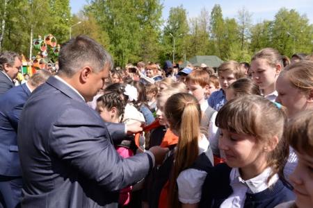 День пионерии: 300 новосибирских школьников вступили в ряды пионеров
