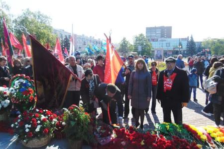 Алтайский край. Барнаульские коммунисты возложили цветы к Мемориалу Славы и провели ряд мероприятий, приуроченных ко Дню Победы