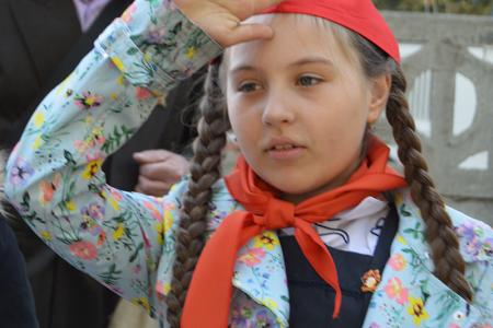 В День пионерии в Барнауле коммунисты организовали прием в пионеры