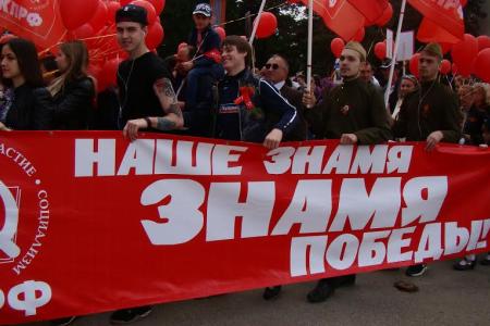 В День Победы коммунисты прошли по Ставрополю с кумачовыми знамёнами и фронтовыми песнями
