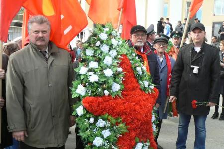Курган. Коммунисты возложили венки к Вечному огню
