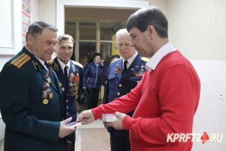 Триста одна гвоздика - для победителей! Тюменские коммунисты поздравили городской клуб ветеранов