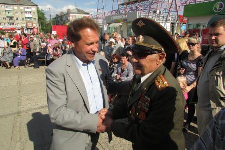 Нижегородская область. Дзержинск. Депутаты-коммунисты поздравили жителей города с Днем Победы