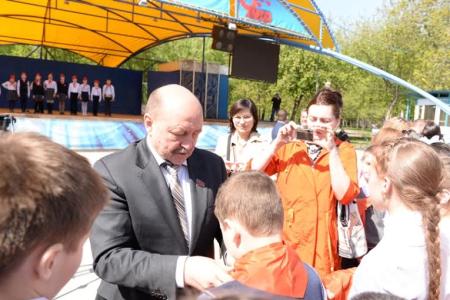 День пионерии: 300 новосибирских школьников вступили в ряды пионеров