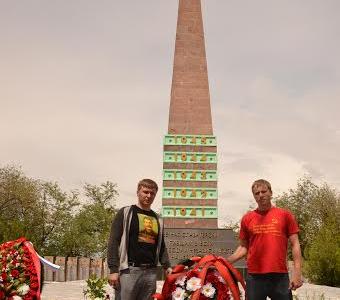 Коммунисты Астрахани возложили цветы и венки к мемориалам воинской славы