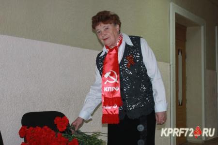 Триста одна гвоздика - для победителей! Тюменские коммунисты поздравили городской клуб ветеранов