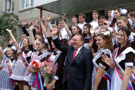 До свиданья, школа! Депутат-коммунист Н.Н. Иванов принял участие в празднике последнего звонка