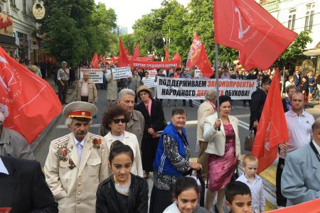 Красный Первомай в Краснодаре: колонна КПРФ вопреки провокациям прошла по центральной улице города 
