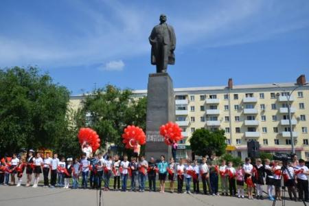«Всегда будь готов!»: Торжественная линейка в честь Дня пионерии прошла в Ростове-на-Дону на площади В.И.Ленина
