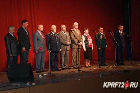Триста одна гвоздика - для победителей! Тюменские коммунисты поздравили городской клуб ветеранов