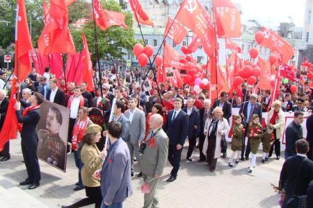 В День Победы коммунисты прошли по Ставрополю с кумачовыми знамёнами и фронтовыми песнями