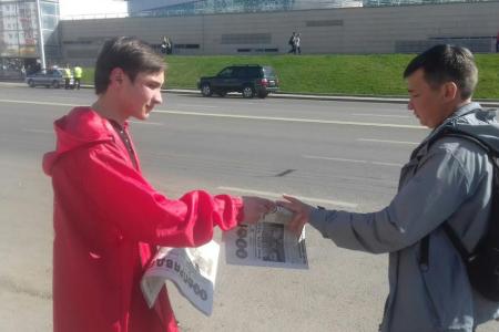 Республика Башкортостан. Коммунисты и комсомольцы Уфы возложили цветы к бюсту Карла Маркса